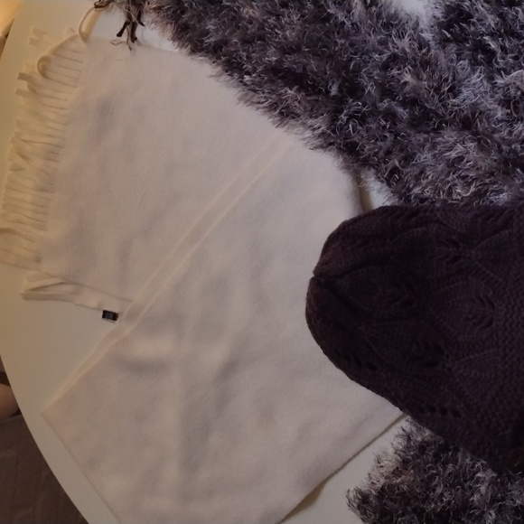 Winter Scarf and Hat Bundle of Three One Size - Picture 5 of 7